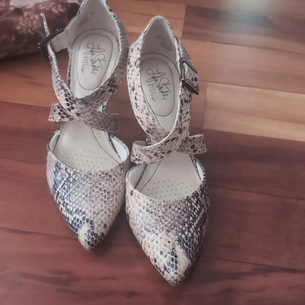 Life Stride Tan Heels with Snakeskin Pattern Size 8.5